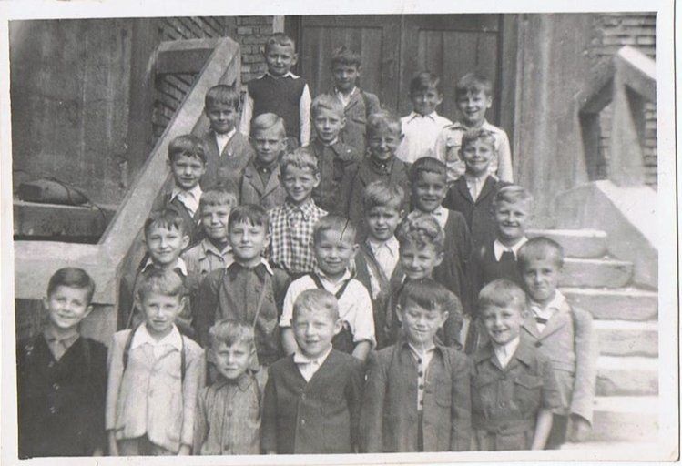 Rok 1951. Nasza Klasa 1a. Na tych schodach krakowskiego Kościoła pod wezwaniem św. Stanisława Kostki ks. Socha uczył nas pieśni „My chcemy Boga”.
