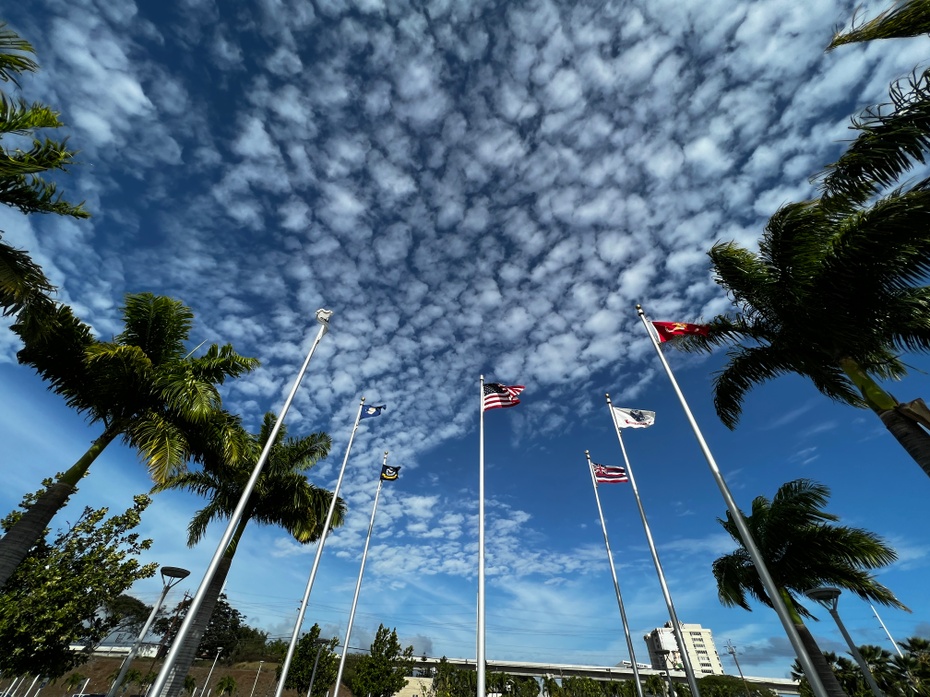 Flagi przed kompleksem Pearl Harbor na Hawajach. - Fot. Konrad Lata