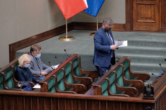 Wiceminister spraw wewnętrznych i administracji Maciej Wąsik (P) na sali obrad Sejmu, fot. PAP/Mateusz Marek