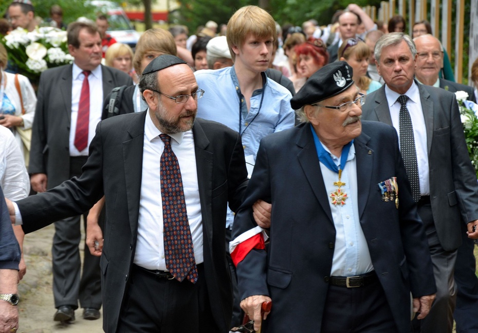 Michael Schudrich  i Samuel Willenberg w drodze na uroczystości 70. rocznicy buntu w obozie zagłady w Treblice. fot. Wikimedia