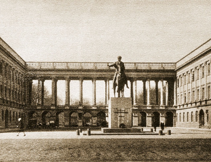 Marnowanie pieniędzy na pałac