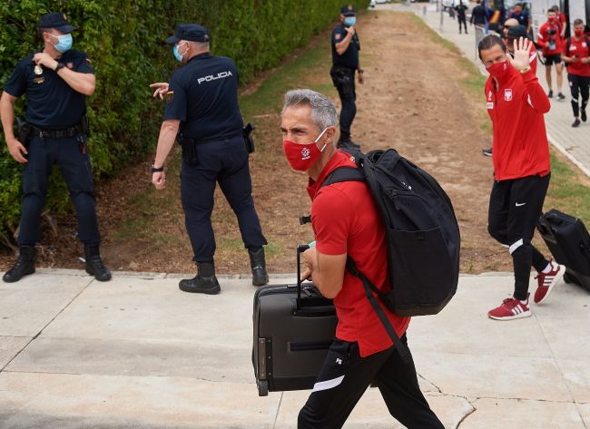 Trener piłkarskiej reprezentacji Polski Paulo Sousa w drodze do hotelu w Sewilli. Fot. PAP/Adam Warżawa