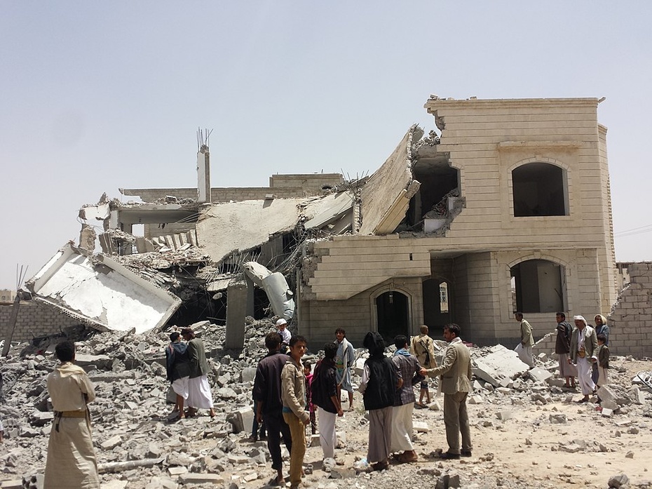 Zbombardowany dom w południowej dzielnicy miasta Sana. Czerwiec, rok 2015 [fot. Wikimedia Commons]