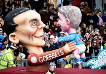 Postać Goebbelsa i lidera niemieckiej partii AfD, fot. PAP/EPA/KIRSTEN NEUMANN