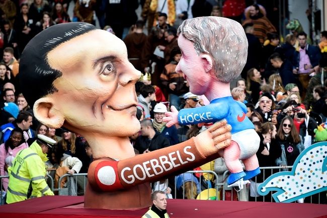 Postać Goebbelsa i lidera niemieckiej partii AfD, fot. PAP/EPA/KIRSTEN NEUMANN