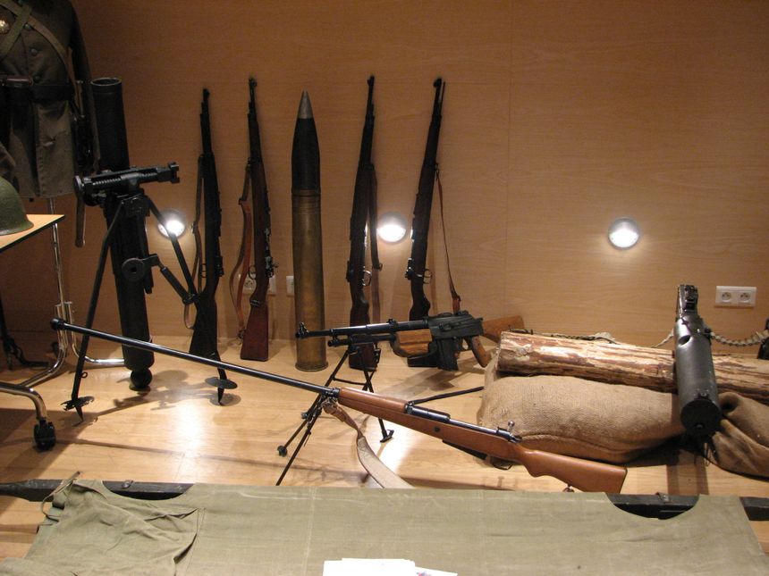 Ekspozycja w Muzeum Miasta Gdyni z okazji Święta 10 Lutego. 2007 r. Zbiory należą do członków grup rekonstrukcji historycznych.