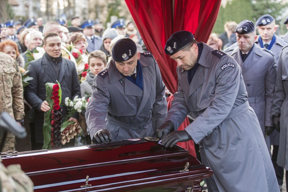 Pogrzeb policjanta. fot.  	PAP/Aleksander Koźmiński