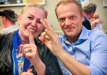 Elżbieta Łukacijewska i Donald Tusk. Fot. Twitter/@elukacijewska
