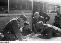 SS-Gruppenführer Heinz Reinefarth (po środku z Krzyżem Rycerskim) podczas walk na Woli
 Fot. Bundesarchiv