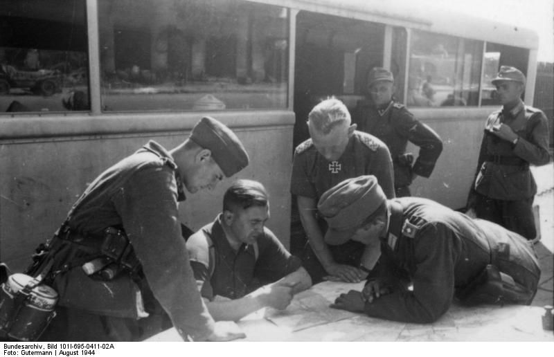 SS-Gruppenführer Heinz Reinefarth (po środku z Krzyżem Rycerskim) podczas walk na Woli
 Fot. Bundesarchiv