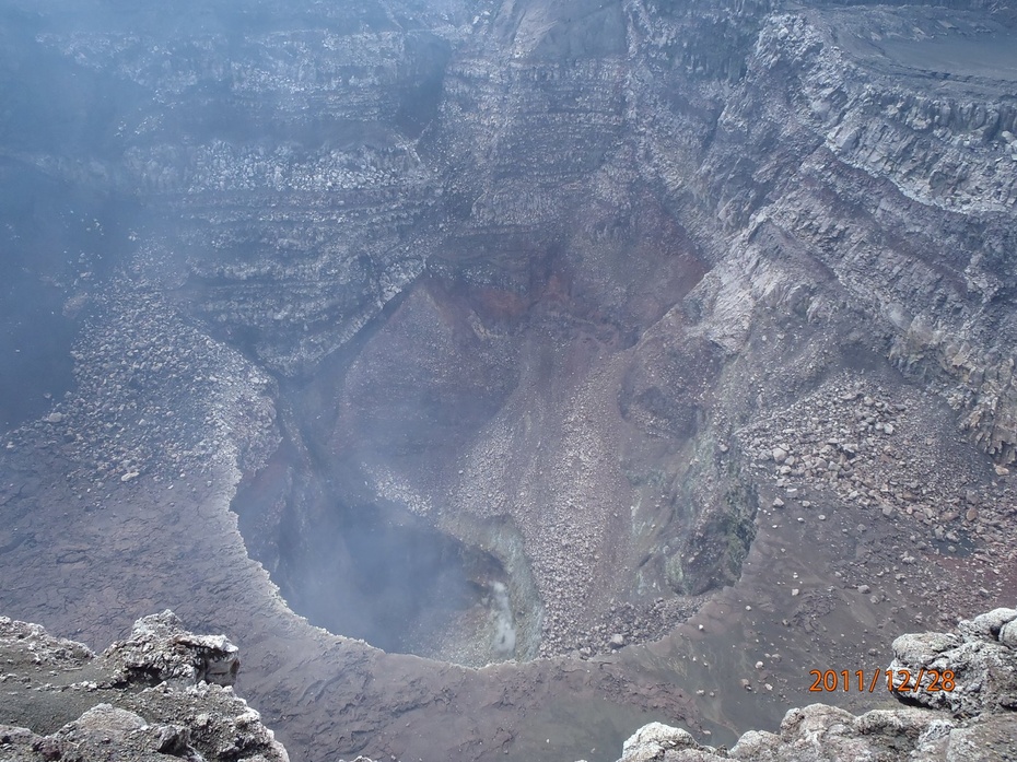 Ziejący krater Masaya. Tu wsypują kawę aby udobruchać złego ;). Zbz
