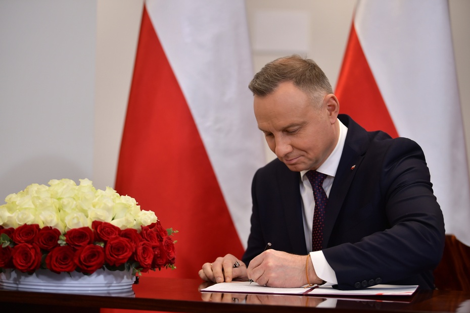 (Prezydent Duda podpisuje ustawę o Krajowej Sieci Onkologicznej. Fot. PAP/Przemysław Piątkowski)