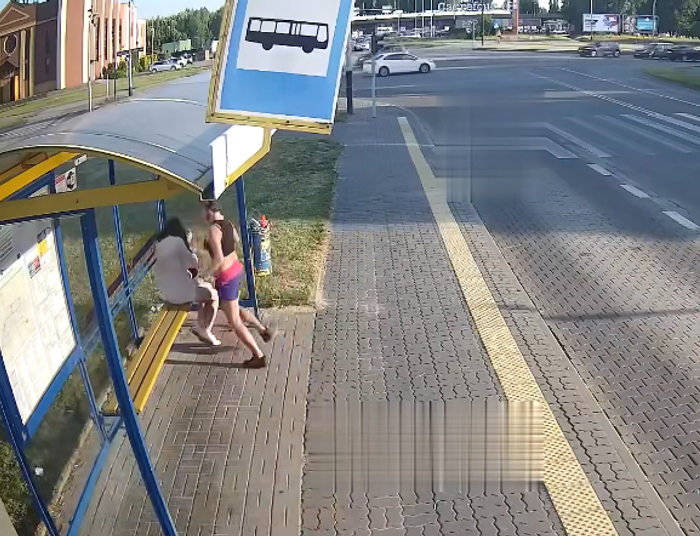 Brutalny atak na przystanku. Nagranie z pobicia kobiety trafiło do sieci