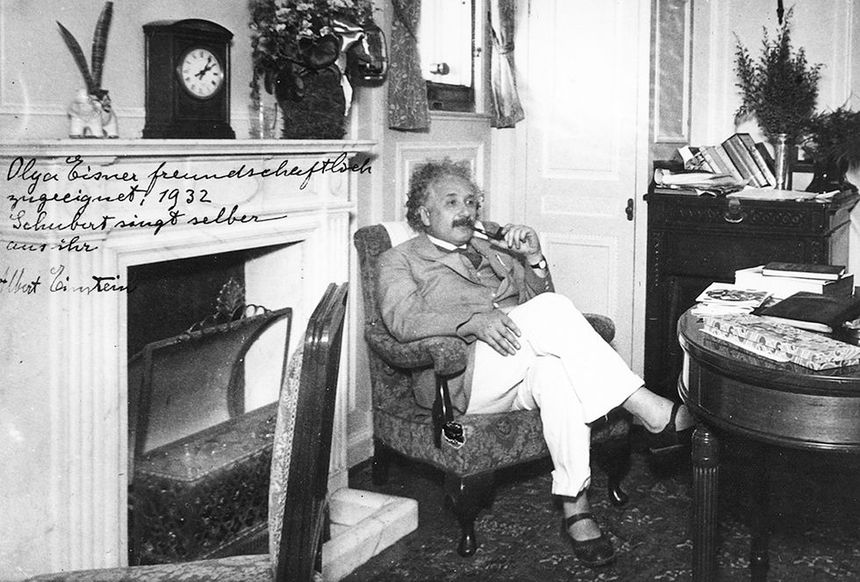 Albert Einstein pali fajkę w swoim fotelu w 1932 r.Źródło: Getty Images