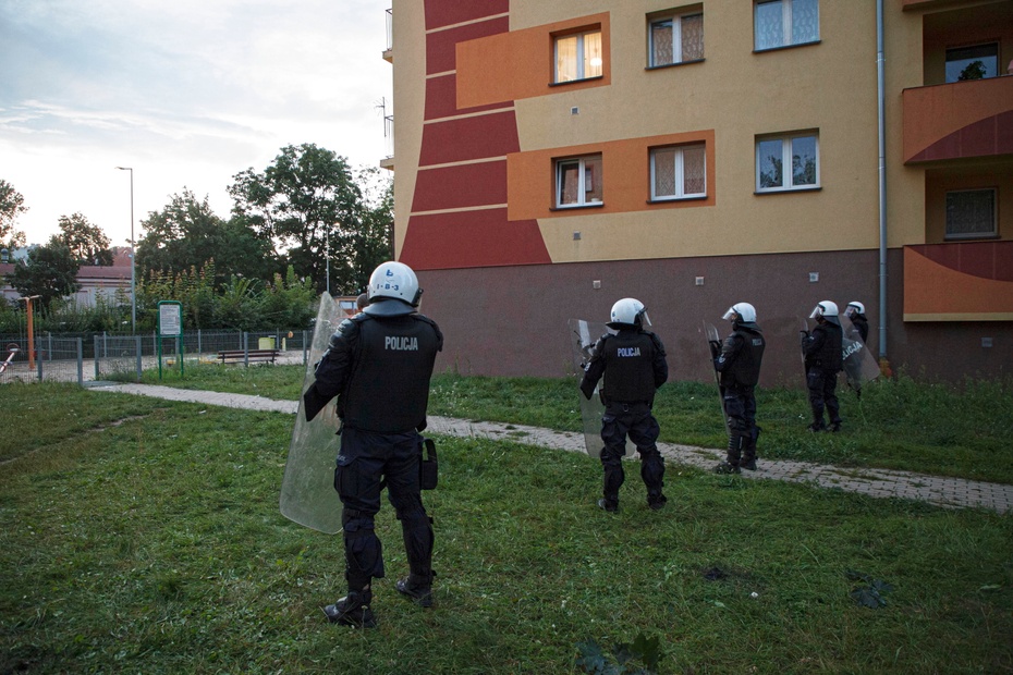 Starcia z policją po śmierci 34 - letniego Bartka w Lubinie. Fot: PAP/Aleksander Koźmiński