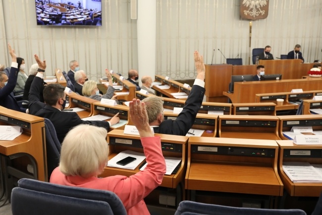 Senatorowie na sali obrad. Głosowanie nad kandydaturą Bartłomieja Wróblewskiego, fot. PAP/Albert Zawada