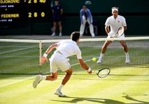 Novak Djokovic pokonał rozstawionego z „dwójką” Szwajcara Rogera Federera w finale Wimbledonu. Fot. PAP/EPA/ANDY RAIN