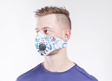 Maski antysmogowe stały się częścią zimowej mody. Fot. Pixabay