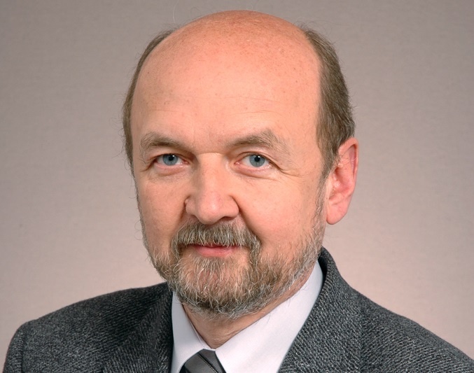 Ryszard Legutko, 2005 rok (https://pl.wikipedia.org/wiki/Ryszard_Legutko#/media/File:Ryszard_Legutko_Kancelaria_Senatu_2005.jpg, CC BY-SA 3.0 pl)