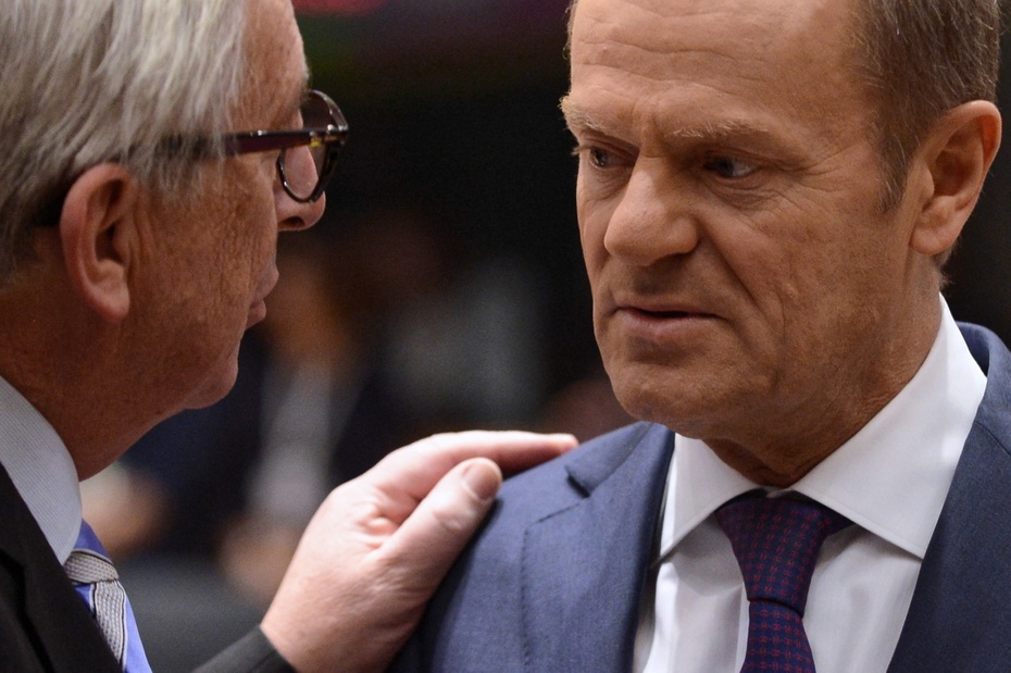 Donald Tusk w rozmowie z Jeanem-Claude Junckerem. Fot. PAP/Jakub Kamiński