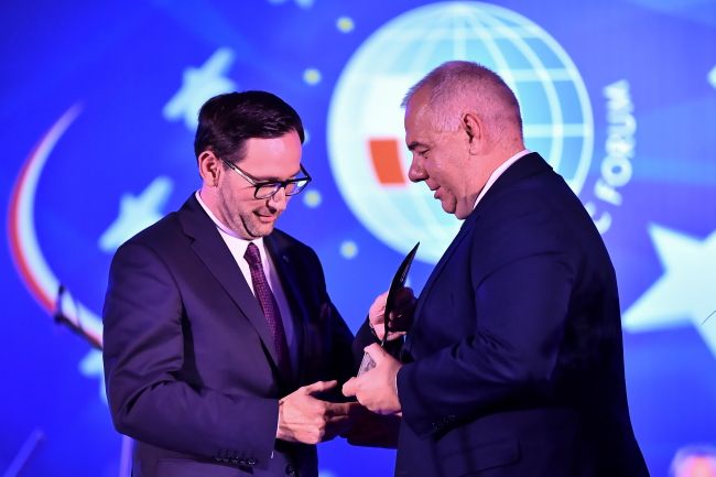 Wicepremier, minister aktywów państwowych Jacek Sasin (P) wręcza prezesowi PKN Orlen Danielowi Obajtkowi (L) nagrodę Człowiek Roku Forum Ekonomicznego 2020. Fot. PAP