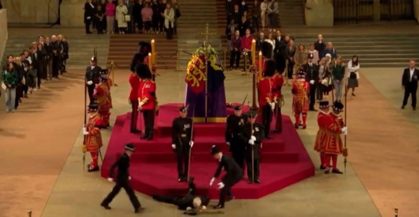 Moment incydentu podczas ceremonii pożegnania królowej Elżbiety II w Pałacu Westminsterskim. Fot. screen BBC