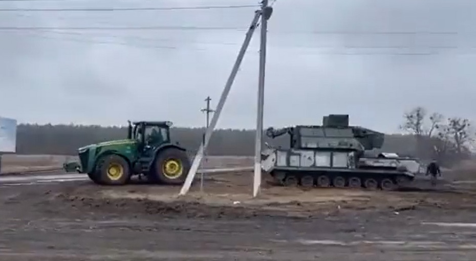 Czołg eskortowany przez ukraińskiego rolnika.