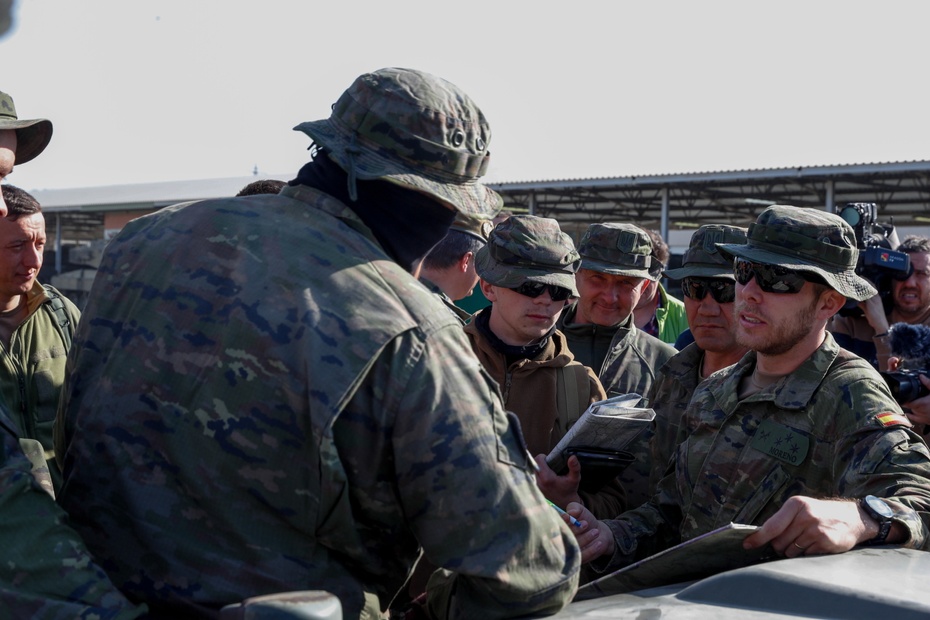 Ukraińscy żołnierze na szkoleniu w Hiszpanii. Źródło: EPA/Javier Cebollada