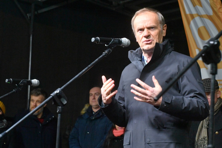Przewodniczący PO Donald Tusk (P) podczas manifestacji przeciwko nowelizacji ustawy o radiofonii i telewizji. Fot. PAP/Radek Pietruszka