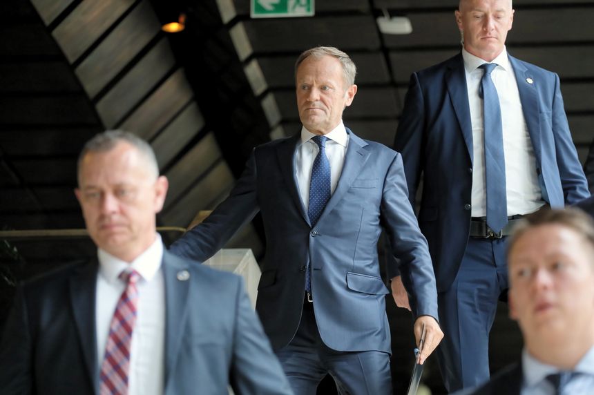 Donald Tusk w drodze na przesłuchanie. Fot. PAP/Paweł Supernak