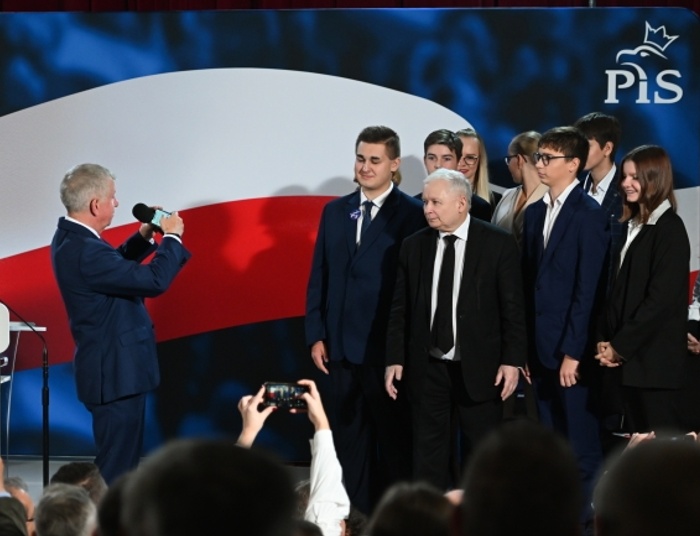 Kaczyński mówi o "ekstrawagancji" Sikorskiego, sala zwija się ze śmiechu [WIDEO]