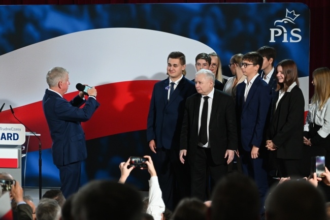 Prezes PiS Jarosław Kaczyński z młodymi sympatykami ugrupowania, fot. PAP/Marcin Bielecki