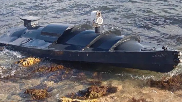 W mediach społecznościowych pojawiły się nowe nagrania przedstawiające atak bezzałogowych pojazdów nawodnych na bazę w Sewastopolu. (fot. Twitter)