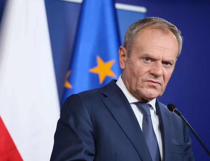 Rekonstrukcja historyczna i niezrealizowane obietnice. Tusk nie zasługuje nawet na dwóję