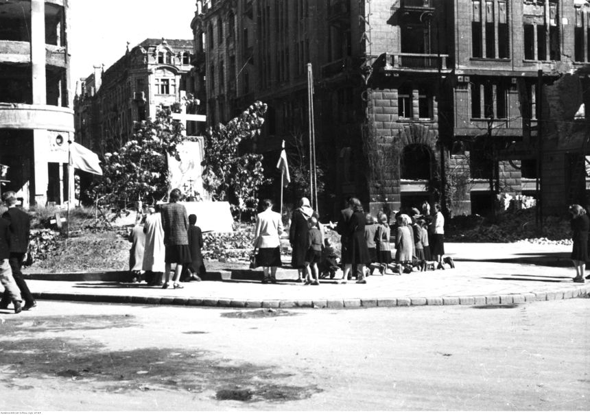 Ołtarz uliczny w Warszawie. 1 sierpnia 1945 r. Fot. Wacław Żdżarski/ Narodowe Archwium Cyfrowe (nac.gov.pl)