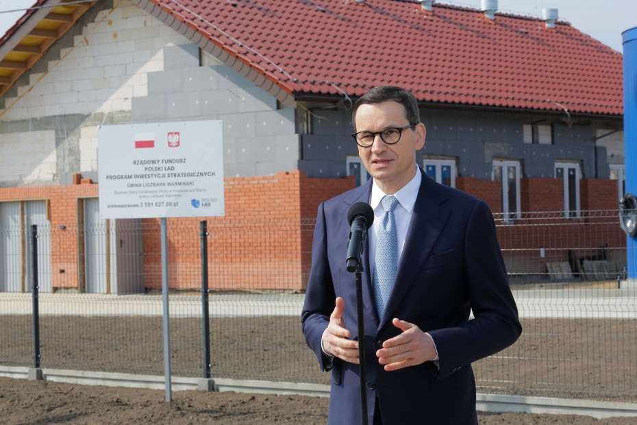(Premier Mateusz Morawiecki we wsi Blanki. Fot. PAP/Tomasz Waszczuk)
