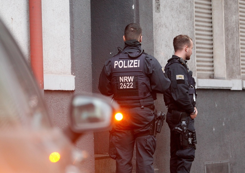 Niemiecka policja aresztowała 25 osób z ekstremistycznej grupy tzw. Obywateli Rzeszy. Fot. PAP/DPA/Roland Weihrauch / zdjęcie ilustracyjne