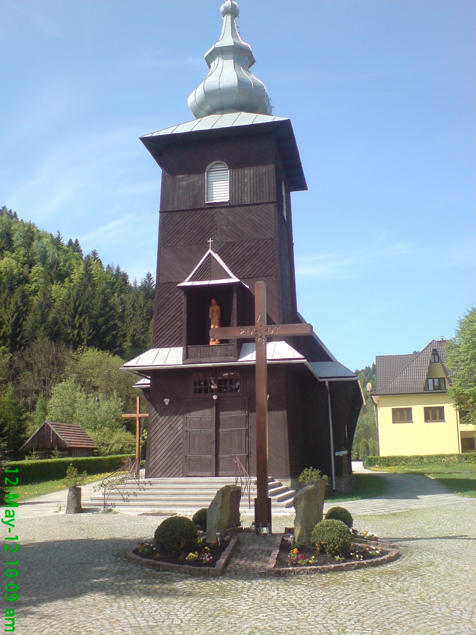 Stary kościół w Szczawie. Obok jest nowy, murowany