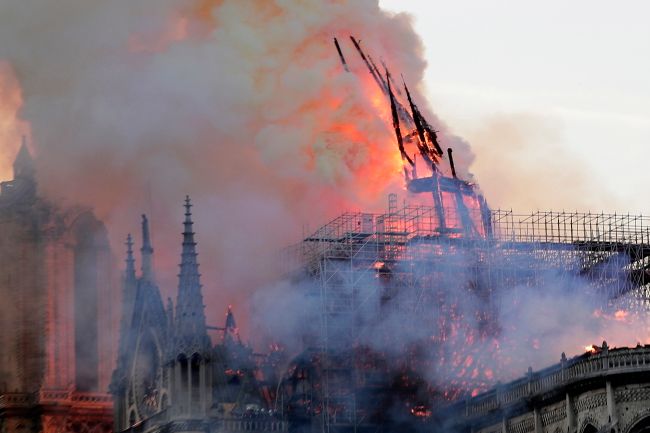 Runęła iglica katedry Notre Dame w Paryżu