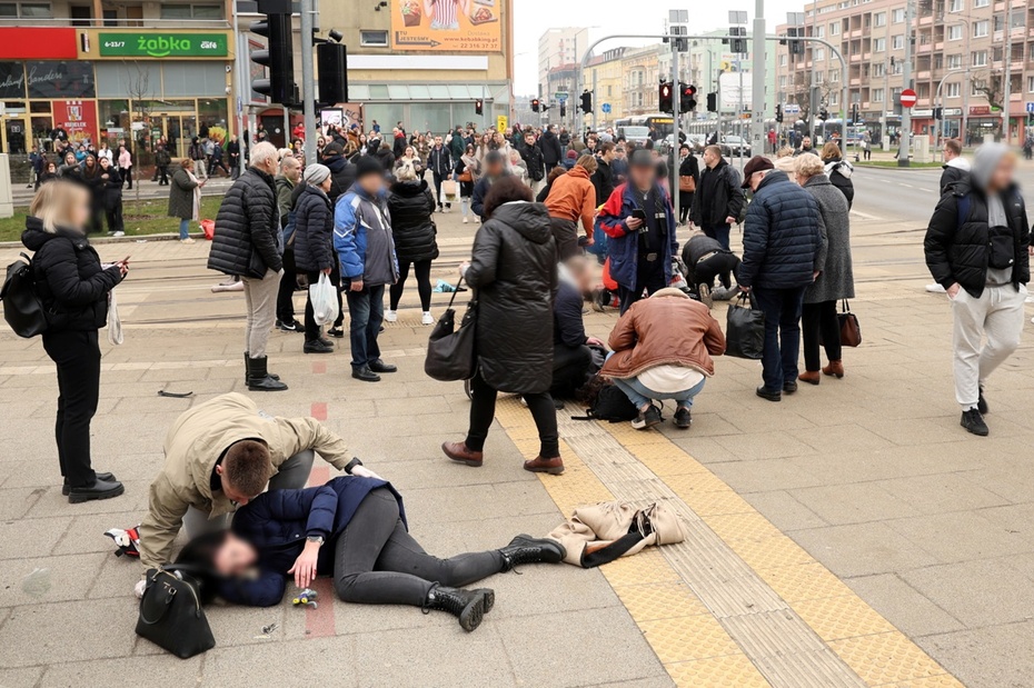 Akcja ratunkowa w miejscu wypadku na Placu Rodła w Szczecinie. Fot. PAP/Marcin Bielecki