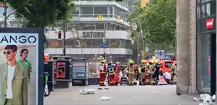 Niepokój w Berlinie po tym, jak kierowca stratował tłum.