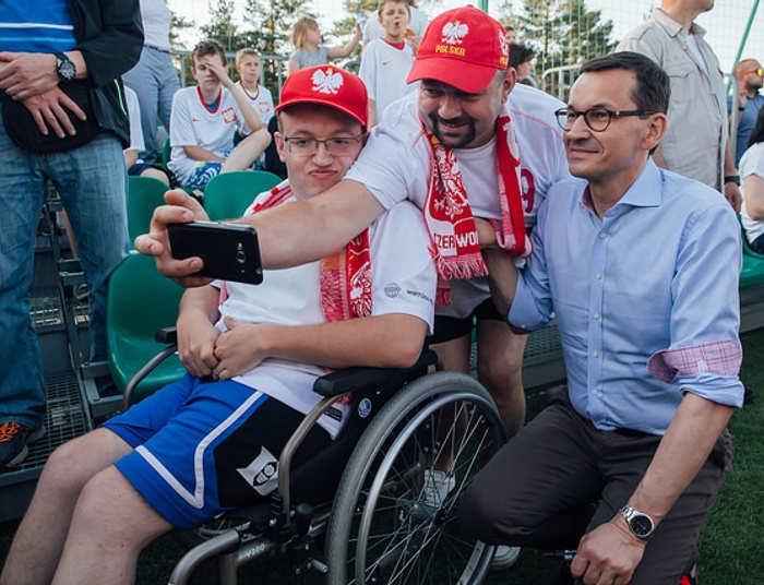 „Dobry start”. 300 zł wyprawki dla każdego ucznia. Morawiecki podpisał rozporządzenie