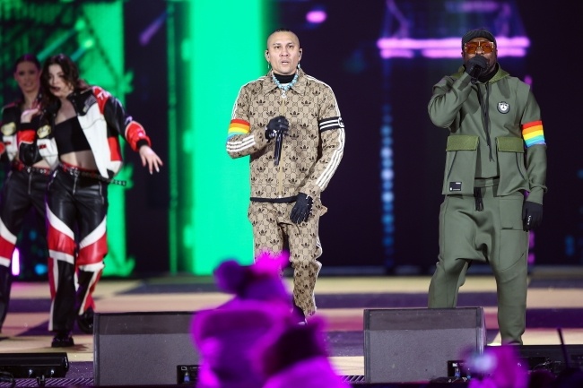 Występ zespołu Black Eyed Peas podczas koncertu pt. "Sylwester Marzeń z Dwójką", fot. PAP/Łukasz Gągulski