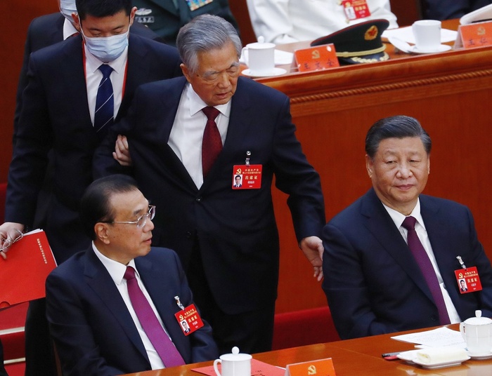 XX zjazd Komunistycznej Partii Chin. Zaskakująca scena na zakończenie obrad