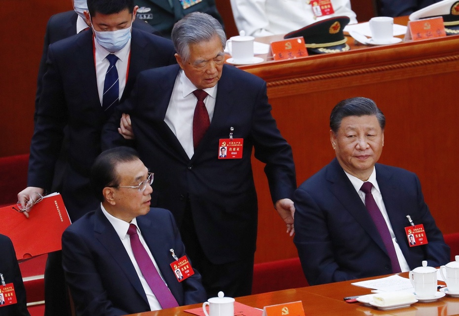 Hu Jintao w błagalnym geście wobec Xi Jinpinga. Fot. PAP/EPA/MARK R. CRISTINO