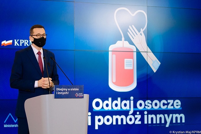 Mateusz Morawiecki: Kampania fake newsów w sprawie dodatkowego wynagrodzenia dla personelu medycznego, którą prowadzi obecnie opozycja, jest nie na miejscu. Fot. Flickr/premierrp