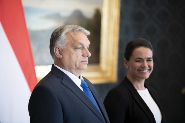 Viktor Orban z prezydent Katalin Novak podczas inauguracji rządu Węgier, fot. PAP/EPA/VIVIEN CHER BENKO