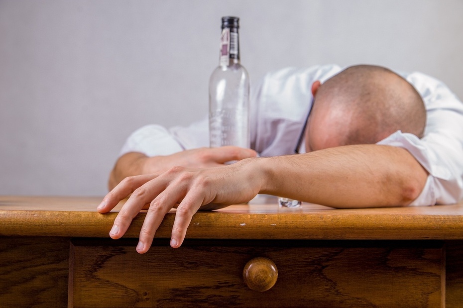 Kaca może wywołać nawet mała ilość alkoholu. Fot. Pixabay