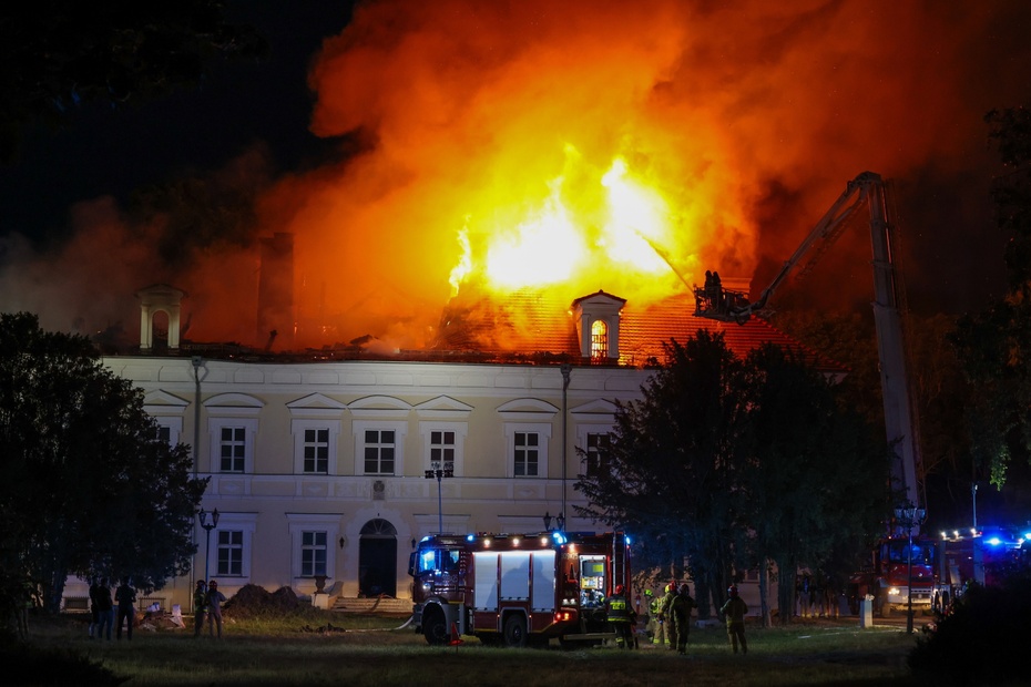 (Pożar pałacu barokowego w Konarzewie. Fot. PAP/Marek Zakrzewski)