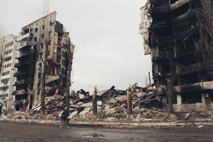 Zbombardowany blok w Borodziance, fot. Twitter